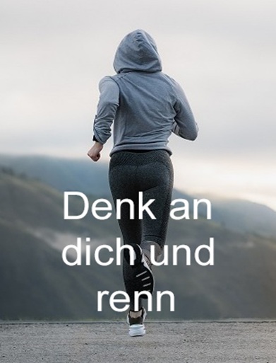 Mann steht auf einem Berg in Wanderklediung und einem Rucksack und hält die Arme hoch, der Sonne entgegen, es ist ein schöner Sonnenuntergang, auf dem Bild steht Wanderlust