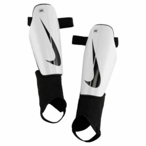 Nike schienbeinschoner Charge Shin Guards  weiß mit schwarzem Nike logo und Fussschutz
