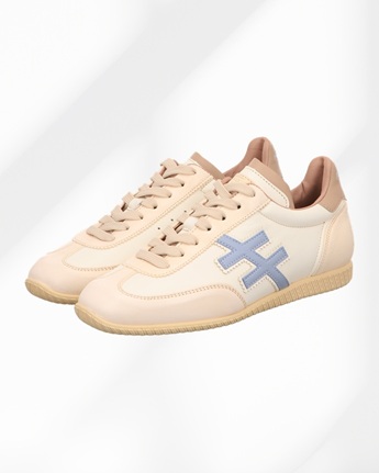 Abstract white studio background for product presentation Empty Another-Ternd-Damensneaker-beige-mit-blauem-Logo-und-hinten-lachs-schnuerer-und-heller-Sohle-