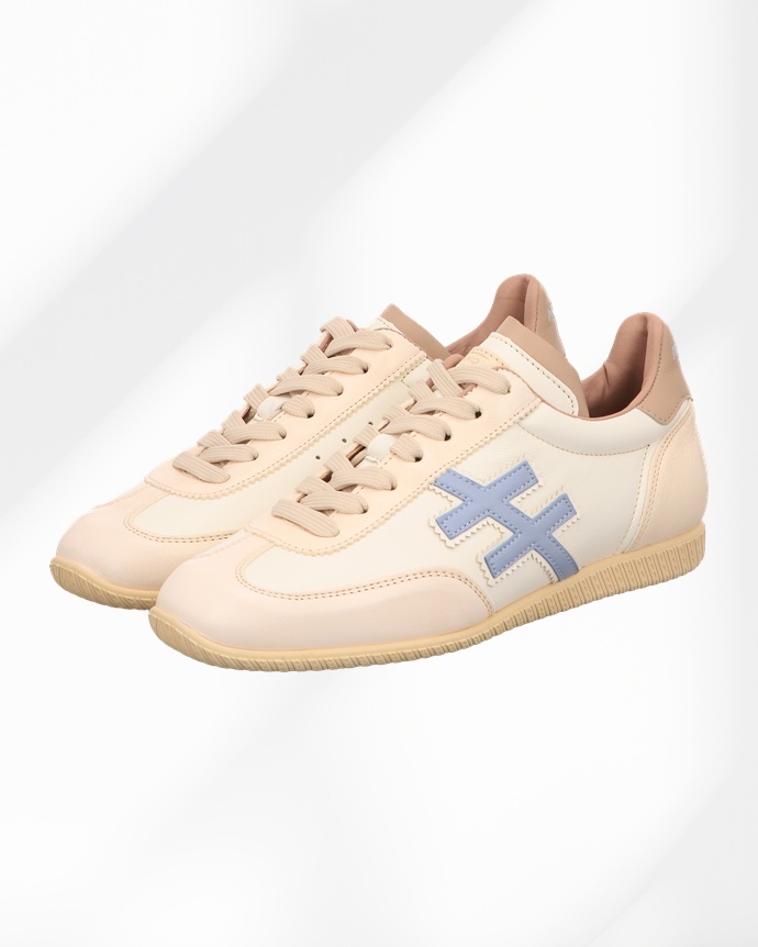 Abstract white studio background for product presentation Empty Another Ternd Damensneaker beige mit blauem Logo und hinten lachs schnürer und heller Sohle