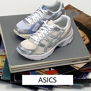 Asics-Damen-Sneaker-einer-weiss-mit-silber-sreifen-und-einer-mit-hellblauen-Streifen-und-heller-Sohle-mizt-button-Asics Asics-Damen-Sneaker-einer-weiss-mit-silber-sreifen-und-einer-mit-hellblauen-Streifen-und-heller-Sohle-mizt-button-Asics