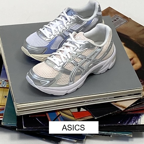 Asics Damen Sneaker einer weiß mit silber sreifen und einer mit hellblauen Streifen und heller Sohle mizt button Asics Asics Damen Sneaker einer weiß mit silber sreifen und einer mit hellblauen Streifen und heller Sohle mizt button Asics