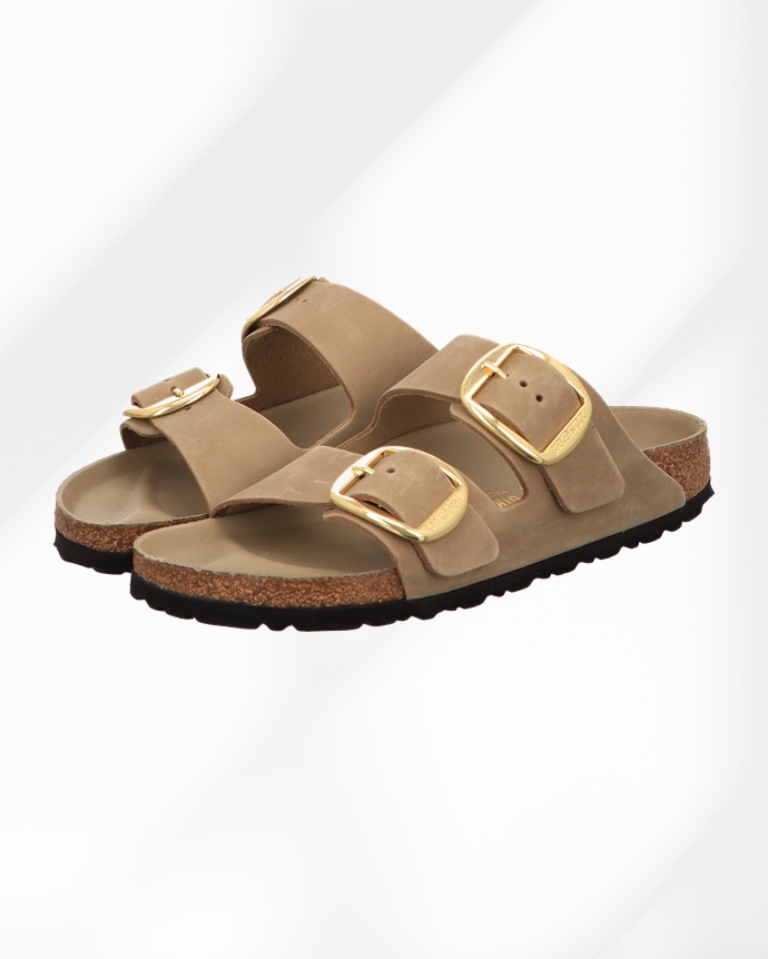 Abstract white studio background for product presentation Empty Brirkenstock zweischneller in der Farbe braun beige mit großen goldenen Ösen und einen braunen Korksohle