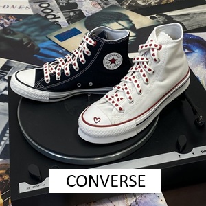 Converse-chucks-in-schwarz-und-weiss-mit-weissen-Schnuersenkel-mit-Herzen-und-heller-Sohle-stehen-auf-Plattenspieler-von-Thorens-und-weiteren-Schmalplatten-mit-button-Converse Converse-chucks-in-schwarz-und-weiss-mit-weissen-Schnuersenkel-mit-Herzen-und-heller-Sohle-stehen-auf-Plattenspieler-von-Thorens-und-weiteren-Schmalplatten-mit-button-Converse-