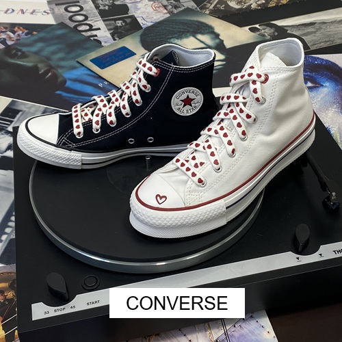 Converse chucks in schwarz und weiß mit weißen Schnürsenkel mit Herzen und heller Sohle stehen auf Plattenspieler von Thorens und weiteren Schmalplatten mit button Converse Converse chucks in schwarz und weiß mit weißen Schnürsenkel mit Herzen und heller Sohle stehen auf Plattenspieler von Thorens und weiteren Schmalplatten mit button Converse