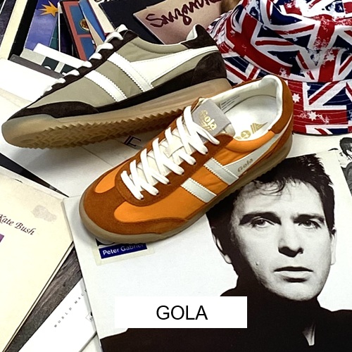 Gola mit Sneaker orange und beige braun und weißen Striefen und gumsohle auf eine Vielzahl von Schallplatten und einem Schlapphu mit englischer Flagge und Button Gola Gola mit Sneaker orange und beige braun und weißen Striefen und gumsohle auf eine Vielzahl von Schallplatten und einem Schlapphu mit englischer Flagge und Button Gola