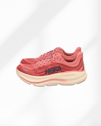 Hoka-DamenSneaker-beige-mit-bordeaufarbenen-Hoka-Logo-und-beige-farbener-Sohle-und-Button-Hoka