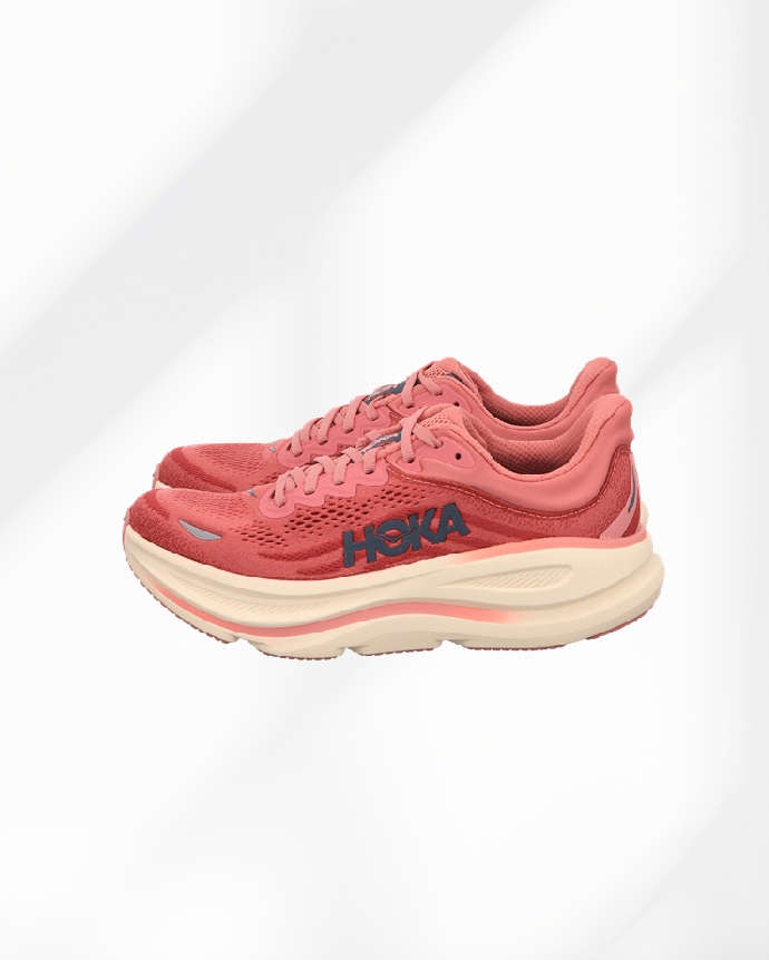 Abstract white studio background for product presentation Empty Hoka DamenSneaker beige mit bordeaufarbenen Hoka Logo und beige farbener Sohle und Button Hoka