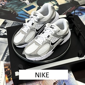Nike-Herrensneaker-weiss-mit-silber-und-schwarz-und-heller-Sohle-auf-einem-Thorens-Plattensspieler-und-verschiedenen-Schallplatten-und-Button-Nike Nike-Herrensneaker-weiss-mit-silber-und-schwarz-und-heller-Sohle-auf-einem-Thorens-Plattensspieler-und-verschiedenen-Schallplatten-und-Button-Nike