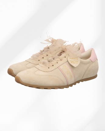 Abstract white studio background for product presentation Empty Paul-Green-Damensneaker-mit-rosa-streifen-und-hinten-satin-Schnuersenkel-und-Herz-seitlich-mit-Designerin-Carina-Franz