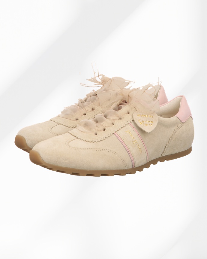 Abstract white studio background for product presentation Empty Paul Green Damensneaker mit rosa streifen und hinten satin Schnürsenkel und Herz seitlich mit Designerin Carina Franz