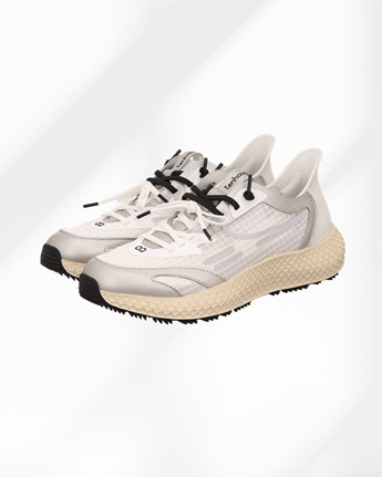 Abstract white studio background for product presentation Empty Tenhaag-Damensneaker-weiss-mit-silber-Appliaktionene-und-weiss-shcwarze-Schnuersenkel-mit-gweelblicher-Sohle