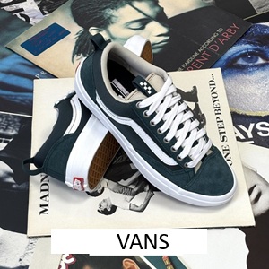 Vans-Herren-Sneaker-gruen-mit-weissen-Streifen-und-weisser-Sohle-auf-einem-Berg-von-Schallplatten-mit-button-Vans Vans-Herren-Sneaker-gruen-mit-weissen-Streifen-und-weisser-Sohle-auf-einem-Berg-von-Schallplatten-mit-button-Vans