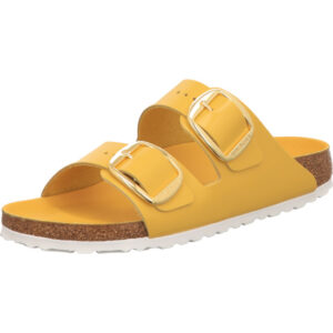 Birkenstock Damen Sandalette gelb mit zwei großen goldenen Schnallen und Birkenstockfußbett mit weißer Sohle