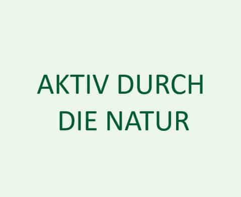 Frau Springt mit Ihrem Leichtwanderschuh nach oben der Schuh hat die Farben Bordeaux und beige und heller Sohle duie Frau hat eine Jeans an und weiße Socken und ein Tatoo