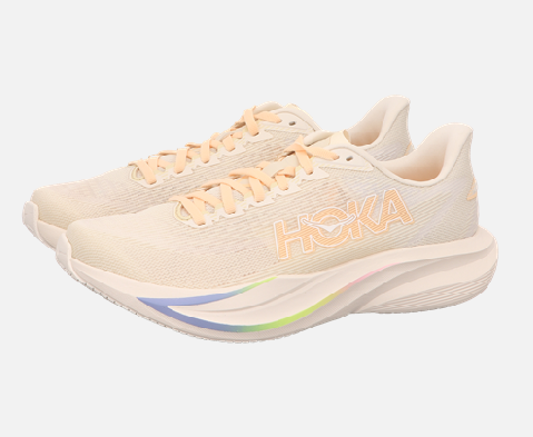 Hoka-Mach-7-Damen-Laufschuh-beige-miiz-lachs-hoka-logo-und-Schnuersenkel-sohle-hell-mit-blau-gelb-auvergine